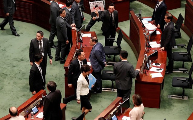 Χονγκ Κονγκ: Δεύτερη ημέρα χάους στο κοινοβούλιο - Επεισοδιακή διακοπή της συνεδρίασης (Photos) - Media