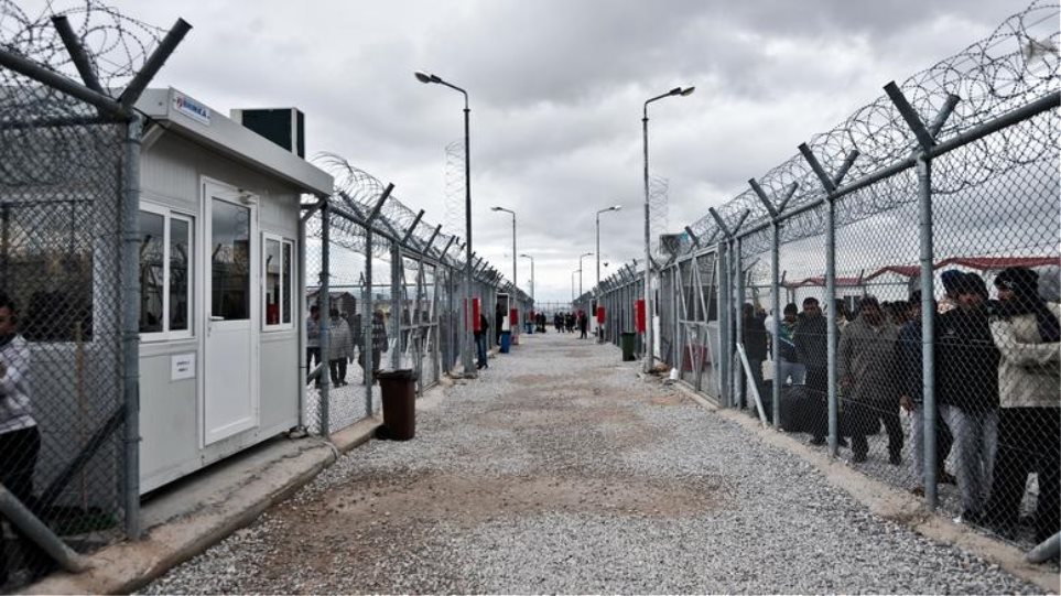 Αμυγδαλέζα: Έσβησε η φωτιά στο κέντρο κράτησης - Κάηκαν δύο κοντέινερ - Media