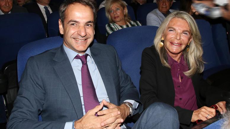 Στο κινηματογράφο με την πεθερά του ο πρωθυπουργός - Είδαν παρέα την ταινία για την ζωή του Κωνσταντίνου Μητσοτάκη (Photos) - Media
