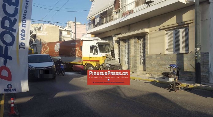 Σοκαριστικό τροχαίο στον Πειραιά: Φορτηγό διέλυσε ολοκληρωτικά αυτοκίνητο (Photos)  - Media