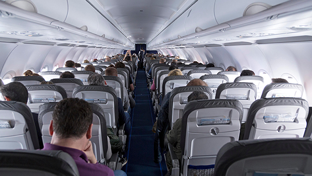Δεν μπορούσαν να συγκρατηθούν και έκαναν άγριο σεξ μέσα στο αεροπλάνο μπροστά στα μάτια των συνεπιβατών τους   - Media