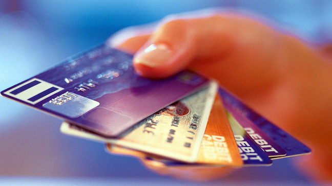 Υποχρεωτικές ηλεκτρονικές συναλλαγές για μισθωτούς, συνταξιούχους και αγρότες - Media