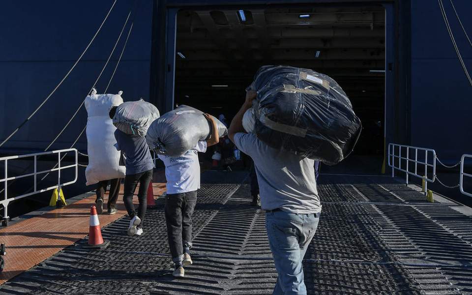 Μετακινούνται 1.000 πρόσφυγες από τα νησιά έως τη Δευτέρα - Media