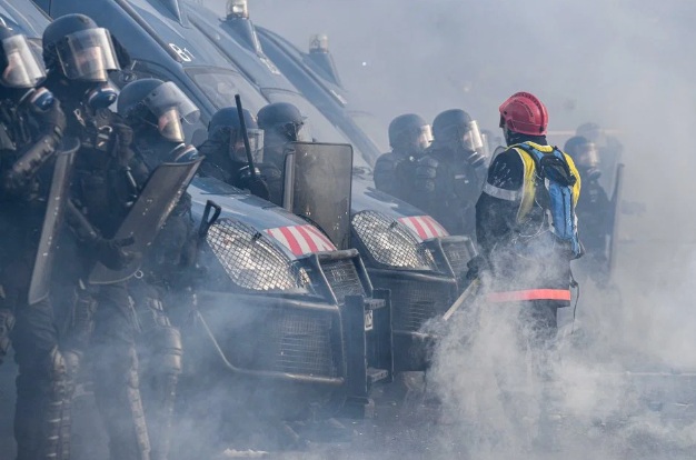 Άγριο ξύλο μεταξύ πυροσβεστών και αστυνομικών στο κέντρο του Παρισιού (Videos) - Media