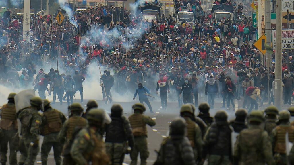 O Iσημερινός φλέγεται - Υπό πολιορκία η πρωτεύουσα Κίτο από χιλιάδες αυτόχθονες (Photos/Video) - Media