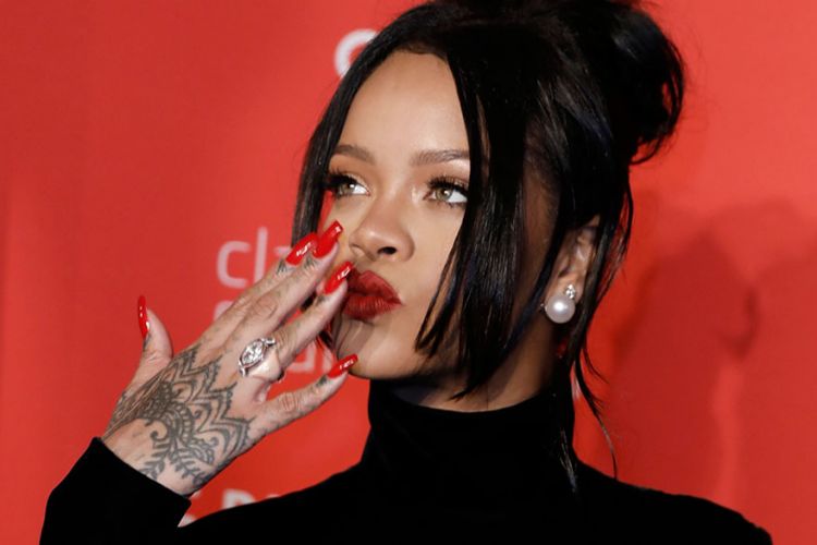 Η αυτοβιογραφία της Rihanna έχει 1.000 φωτογραφίες της και ζυγίζει 15 κιλά - Media