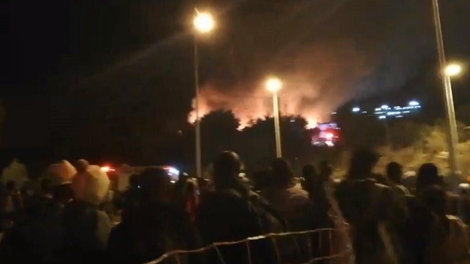 Επεισόδια, φωτιές και τραυματισμοί σε κέντρο υποδοχής στη Σάμο - Ισχυρές αστυνομικές και πυροσβεστικές δυνάμεις στο σημείο - Media