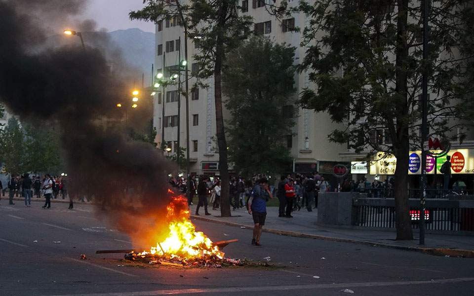 Χιλή: Κατάσταση έκτακτης ανάγκης στο Σαντιάγο -  Άγρια επεισόδια προκάλεσε η αύξηση της τιμής εισιτηρίου του μετρό - Media