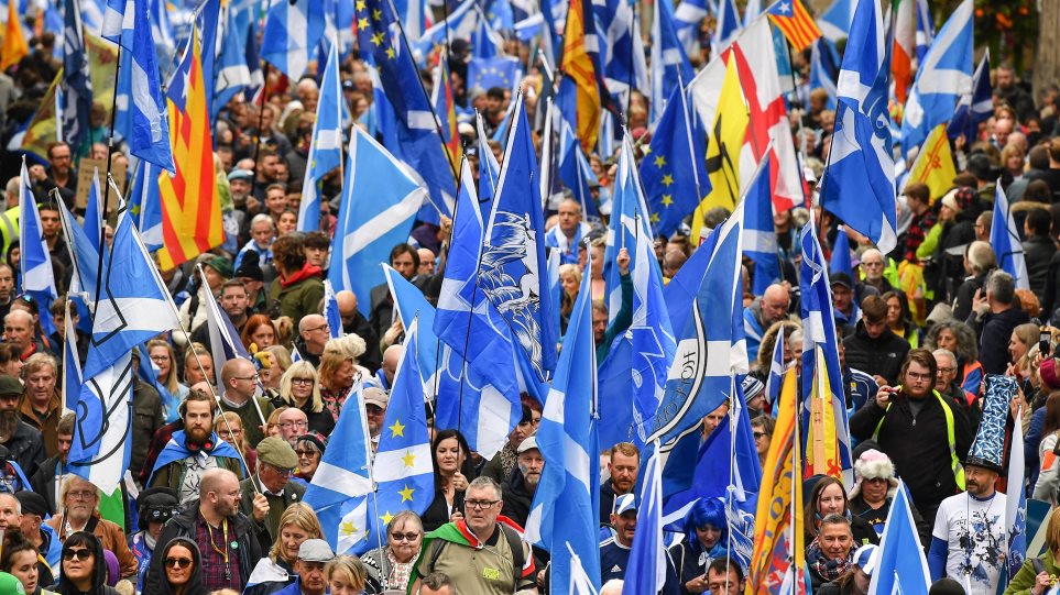 Στους δρόμους χιλιάδες Σκωτσέζοι - Διαδηλώνουν υπέρ της ανεξαρτησίας - Media