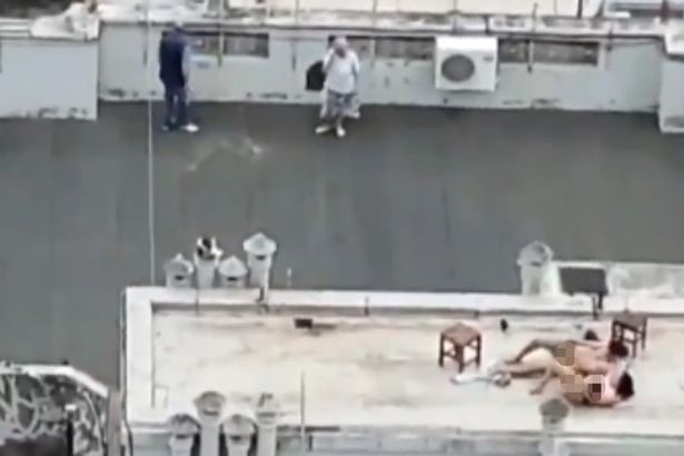 Αχόρταγο ζευγάρι έκανε σεξ μέρα μεσημέρι στην ταράτσα σπιτιού - Ο άνδρας χαιρέτισε στην κάμερα που τον κατέγραφε(Video) - Media