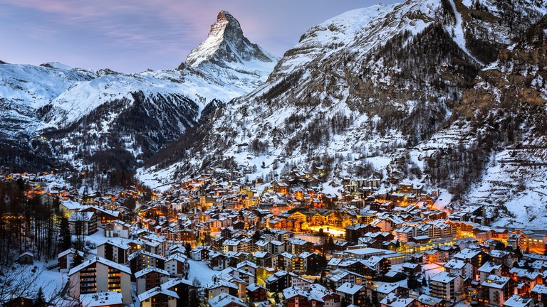 Το χωριό της Κορινθίας που θύμιζε Ελβετία – Διέθετε υπερπολυτελές ξενοδοχείο με αεροδρόμιο (Photos) - Media