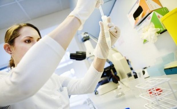 Επέλεξε κοκκινομάλη και ψηλό πατέρα σε τράπεζα σπέρματος και γέννησε παιδί με νανισμό  - Media