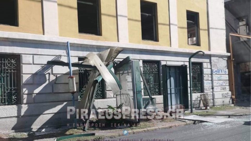 Φορτηγό «καρφώθηκε» σε στάση στον Πειραιά - Media