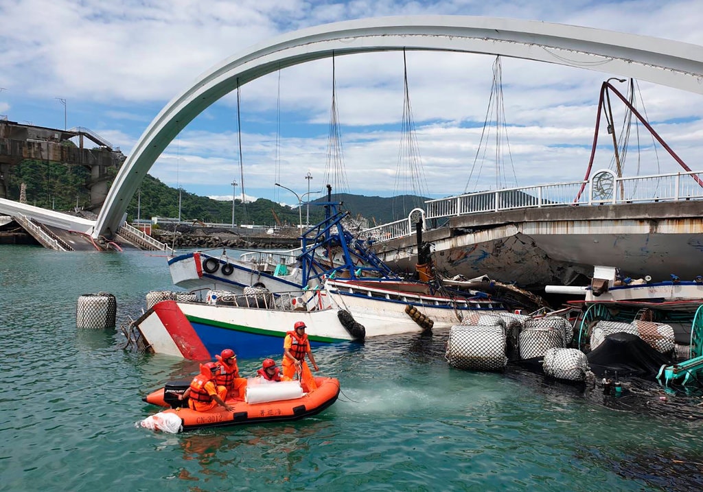 Ταϊβάν: Γέφυρα κατέρρευσε καταπλακώνοντας σκάφη σε λιμάνι - Τουλάχιστον 20 τραυματίες (Video) - Media