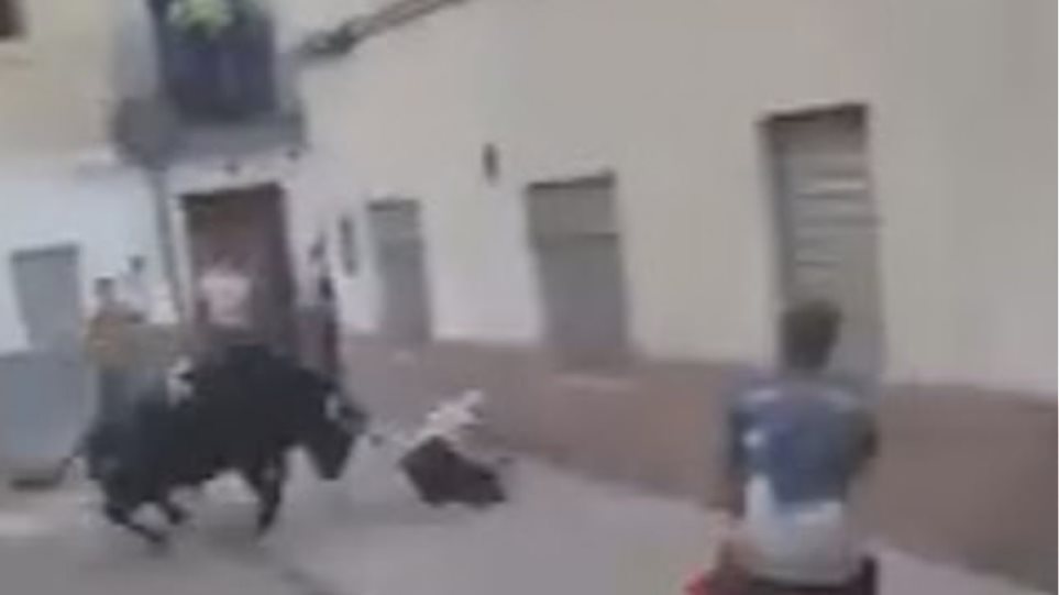 Μαινόμενος ταύρος πετάει άνδρα στον αέρα 6 φορές σαν πάνινη κούκλα (Video) - Media