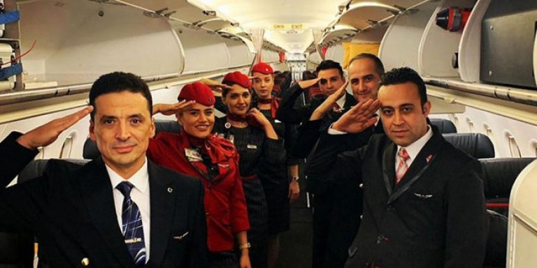 Μιλιταριστική υστερία στην Τουρκία: Αεροσυνοδοί, γυναίκες μποξέρ και μικρά παιδιά χαιρετούν στρατιωτικά! (Photos/Video) - Media