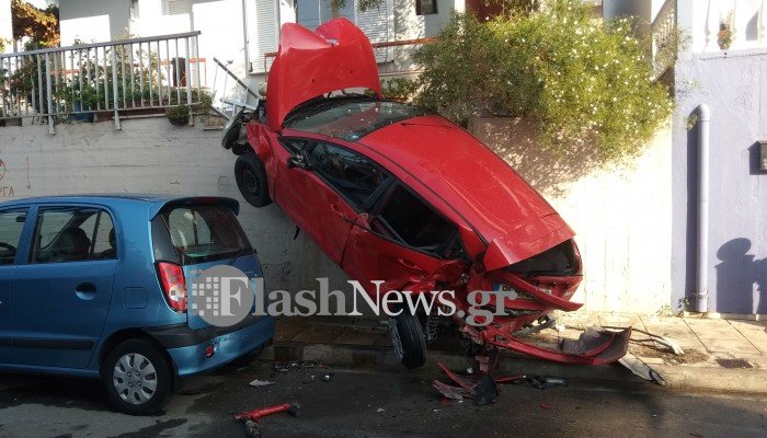 Απίστευτο τροχαίο στα Χανιά – Αυτοκίνητο «σκαρφάλωσε» σε μπαλκόνι (Photos) - Media