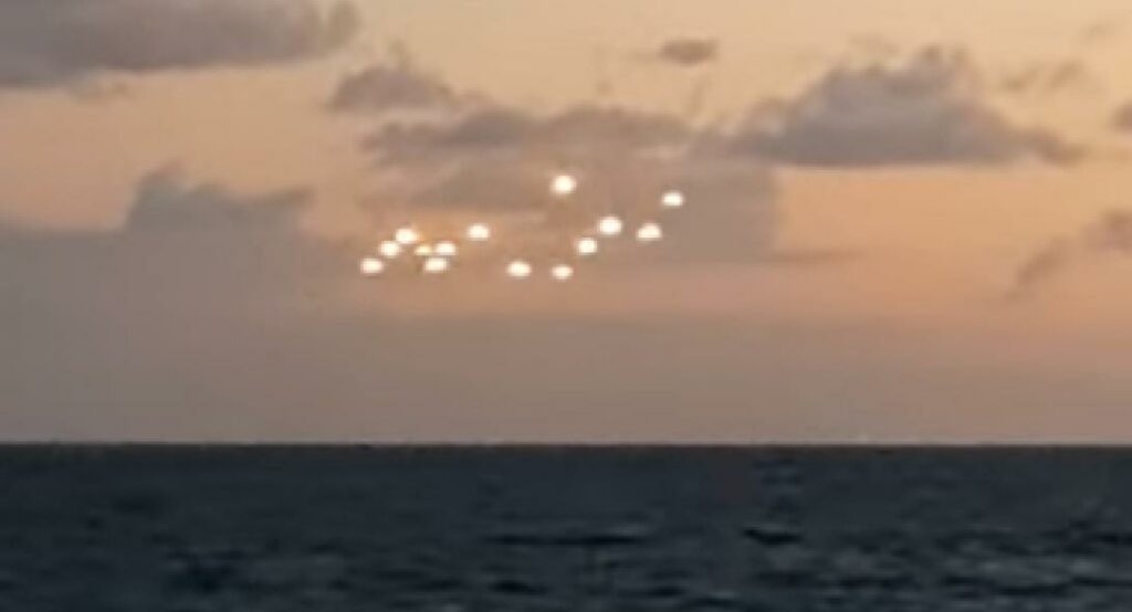 Κυνηγός εξωγήινων ισχυρίζεται ότι βιντεοσκόπησε 14 UFO στις ακτές των ΗΠΑ! (Video) - Media