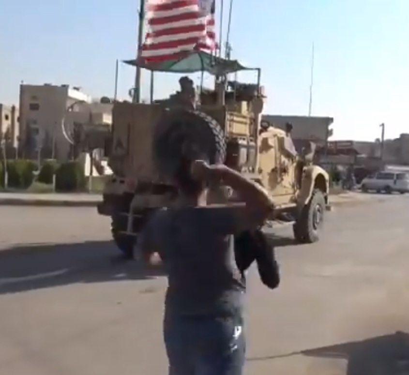 «Υποδοχή» Κούρδων με... ντομάτες και πέτρες σε κονβόι αμερικανικών που εγκαταλείπουν τη Συρία (Video) - Media