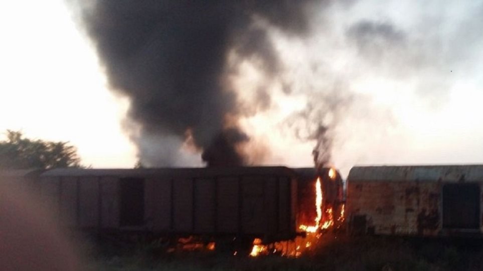 Καθυστερήσεις σε δρομολόγια του ΟΣΕ, ύστερα από πυρκαγιά σε εγκαταλελειμμένα βαγόνια - Media