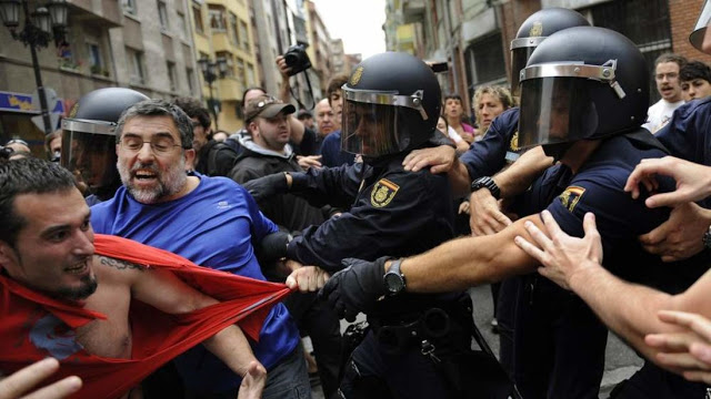 Ισπανία: Νέες συγκρούσεις αστυνομίας και διαδηλωτών στη δεύτερη μέρα μαζικών διαδηλώσεων - Media