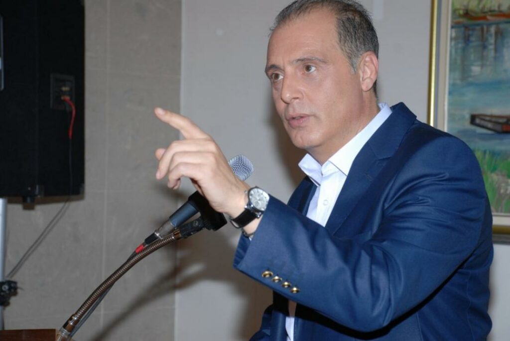 Βελόπουλος όπως... Όρμπαν: Ζητά κλειστά σύνορα, παράτυπους μετανάστες σε ερημονήσια και επαναπροωθήσεις - Media