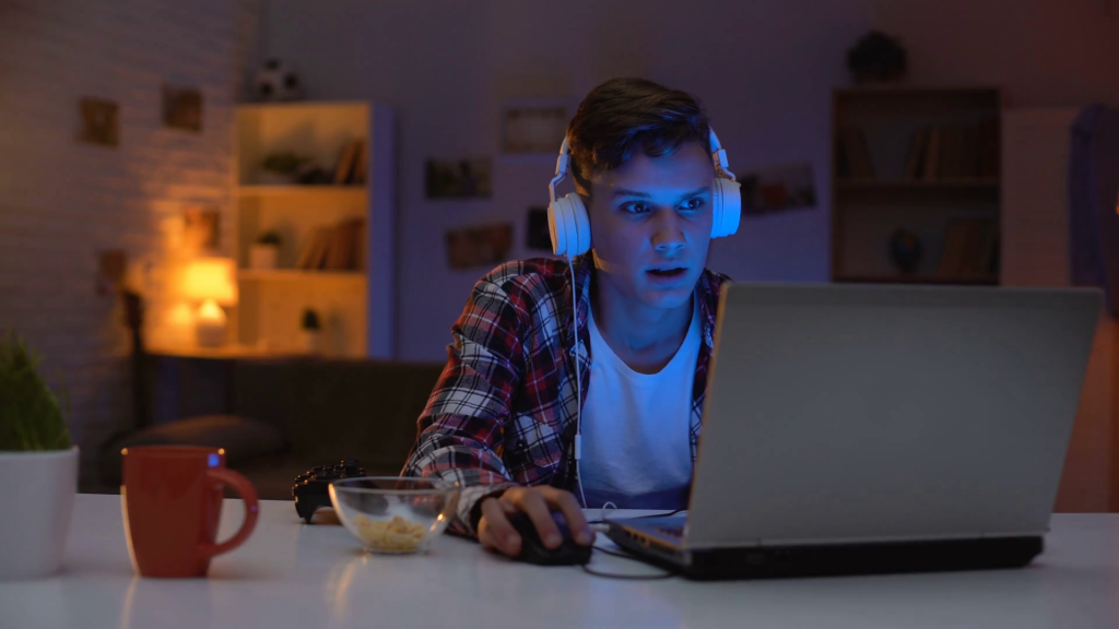 Χαμός με το Fortnite: Απαγόρευσαν σε 17χρονο gamer να παίξει το παιχνίδι και ξέσπασε σε λυγμούς (Video) - Media