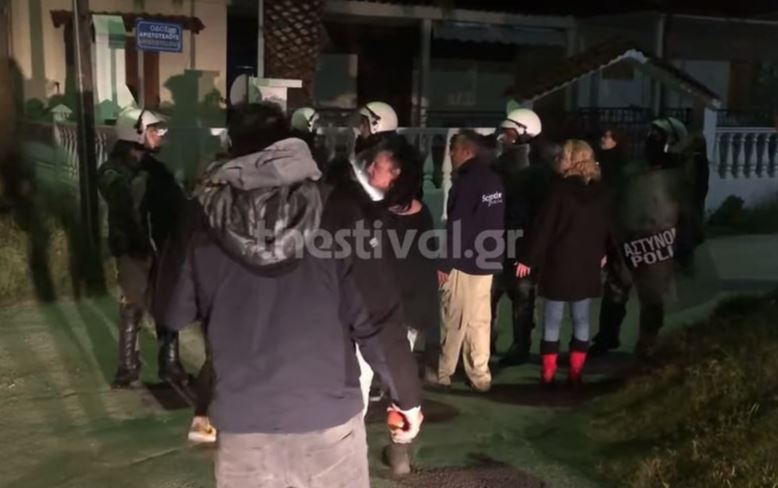 Ξενοδόχος στα Βρασνά: Φώναζαν με τις ντουντούκες ότι θα κάψουν τα σπίτια μας επειδή φιλοξενήσαμε πρόσφυγες - Media