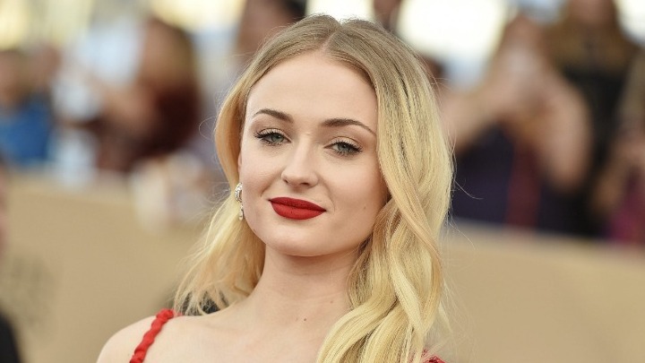 Σόφι Τέρνερ: Ξεσπά κατά των influencers στο instagram που προωθούν προϊόντα απώλειας βάρους - Media