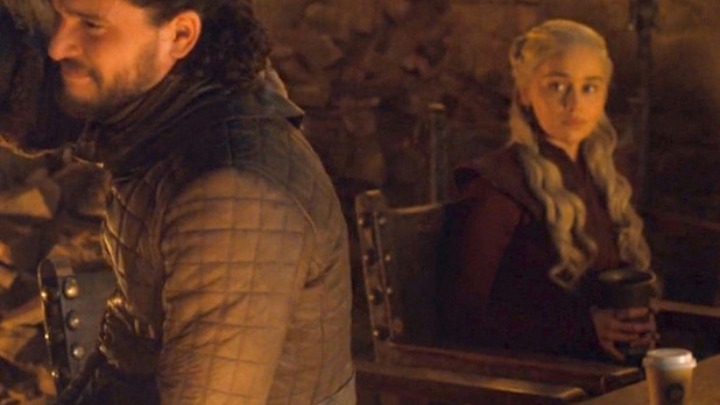 Game of Thrones»: Η Εμίλια Κλαρκ αποκαλύπτει το μυστικό στη σκηνή με την κούπα του καφέ  - Media