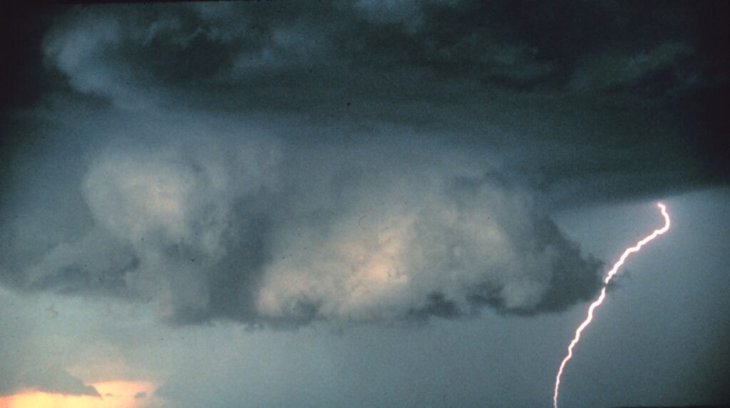 Wall cloud: Το μαύρο σύννεφο-«τέρας» που σκέπασε την Αττική - Media