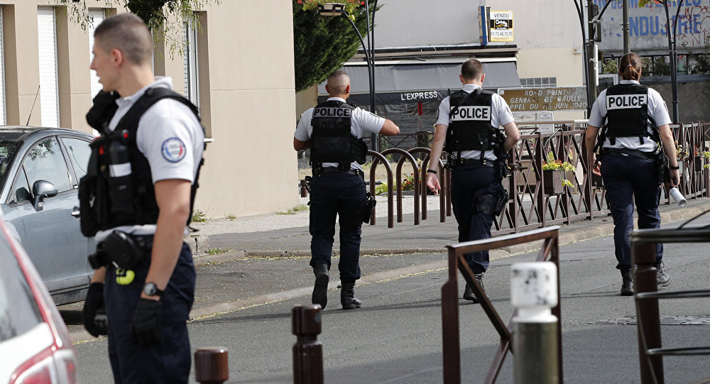 «Αλλάχου Ακμπάρ» φώναξε ο άνδρας που επιτέθηκε με μαχαίρι σε αστυνομικό τμήμα στο Παρίσι - Media