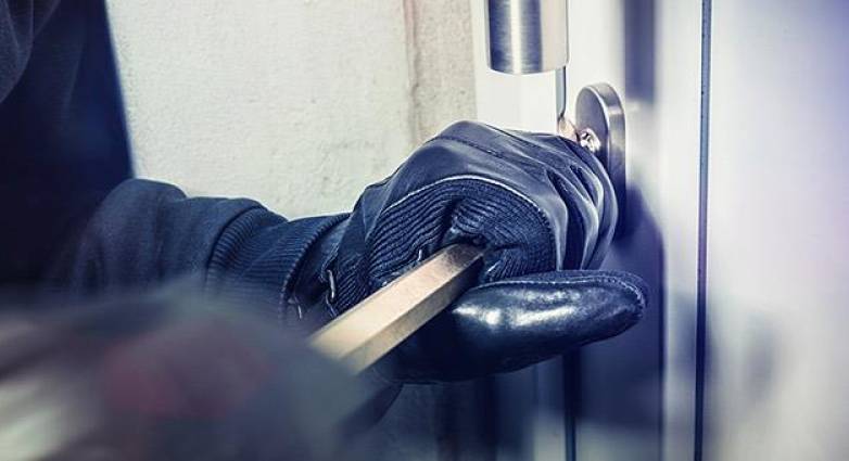 «Μπούκαραν» οι διαρρήκτες, αλλά επέστρεψαν οι ιδιοκτήτες και πήδησαν από το παράθυρο! - Media