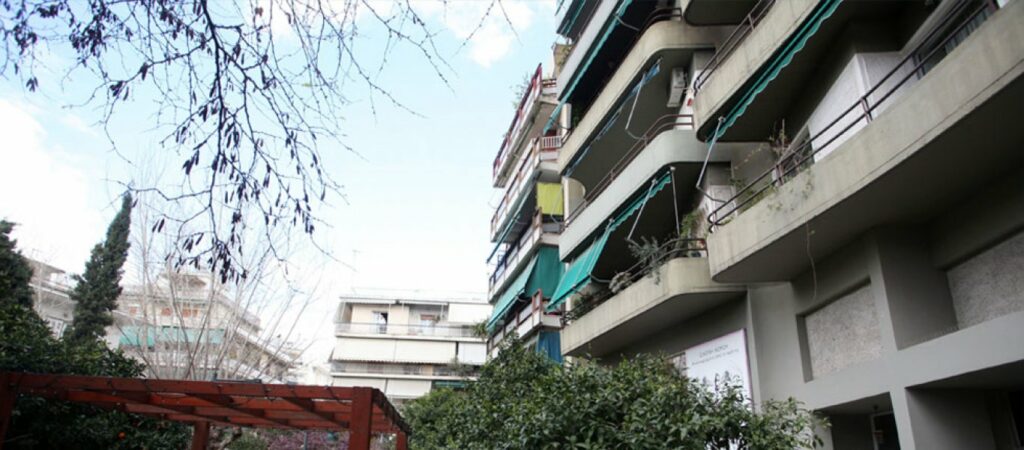Λαμία: Πέταξαν από το μπαλκόνι 11.500 ευρώ σε απατεώνισσα - Media