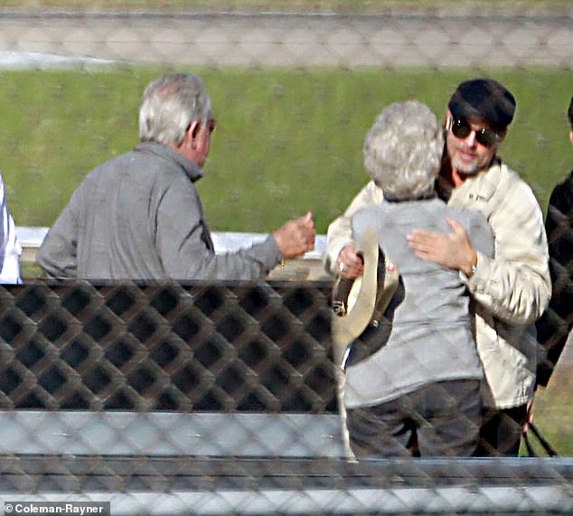 Σπάνια επίσκεψη του Μπραντ Πιτ στην «πατρίδα» του: Η τρυφερή αγκαλιά με τους γονείς του (Photos) - Media