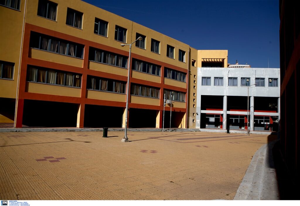 Χτύπησαν με σιδερογροθιά μαθητή μέσα σε σχολείο στη Θεσσαλονίκη ( Video)  - Media