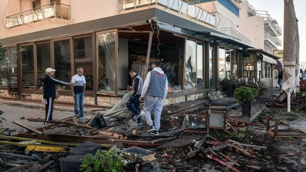 Λουτράκι: Αυτοκίνητο πήρε «σβάρνα» τρία μαγαζιά και μία κολόνα - Media