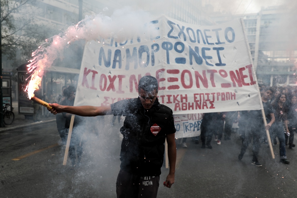 Πέτρες, μολότοφ και χημικά στο συλλαλητήριο φοιτητών και μαθητών - Τρεις προσαγωγές (Videos) - Media