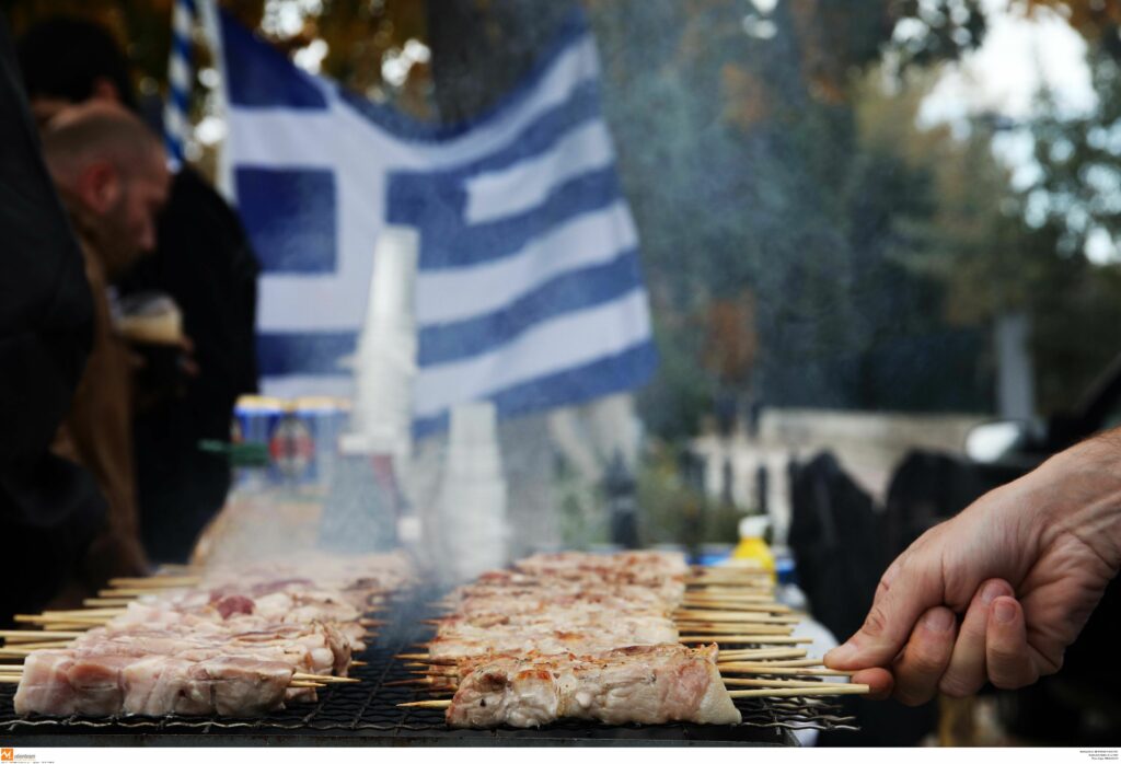 «Μπούμερανγκ» το μπάρμπεκιου των Ενωμένων Μακεδόνων - Πώς άθελά τους δώρισαν 5.500 ευρώ στους πρόσφυγες! - Media
