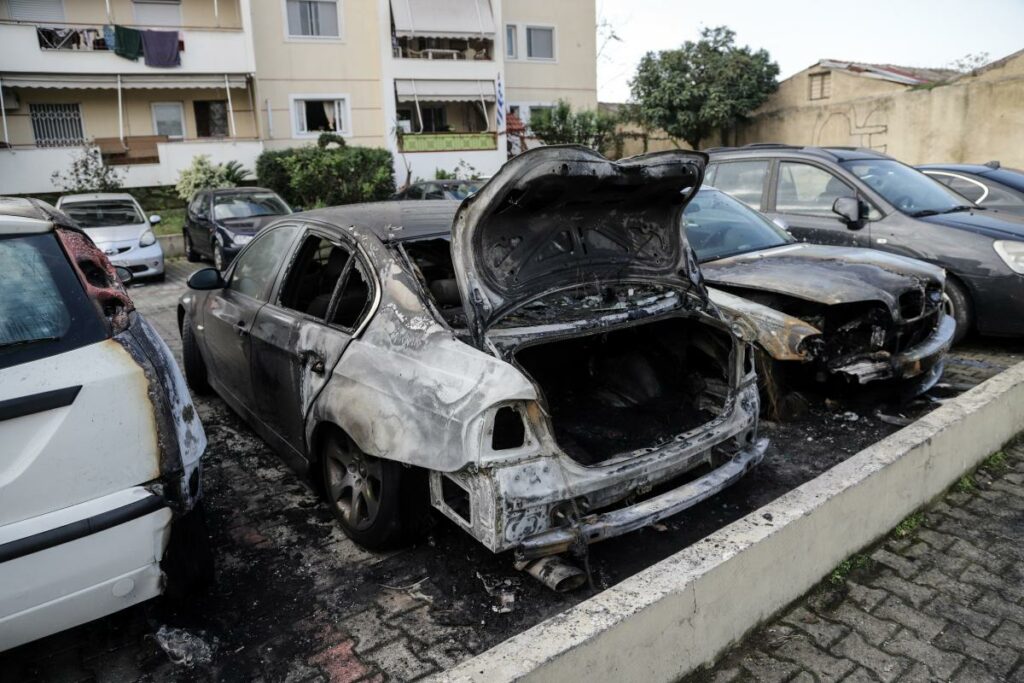 Εμπρηστική επίθεση σε πυλωτή πολυκατοικίας στον Ταύρο - Κάηκαν τρία αυτοκίνητα (Photos) - Media