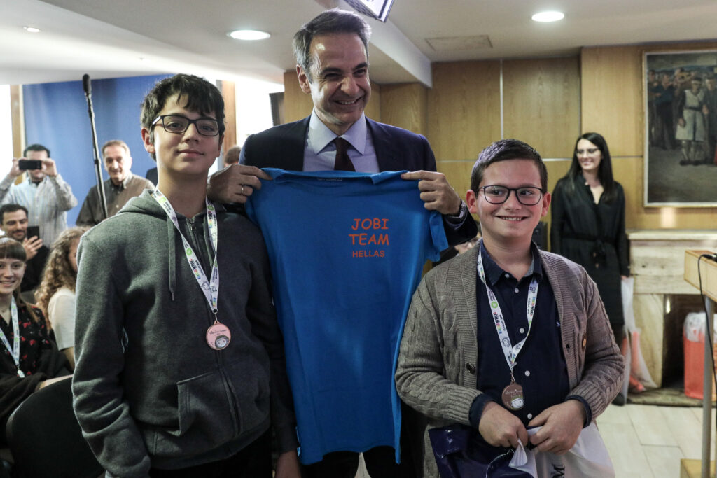 Ο πρωθυπουργός βράβευσε τα παιδιά που διακρίθηκαν στην Ολυμπιάδα Ρομποτικής - Media