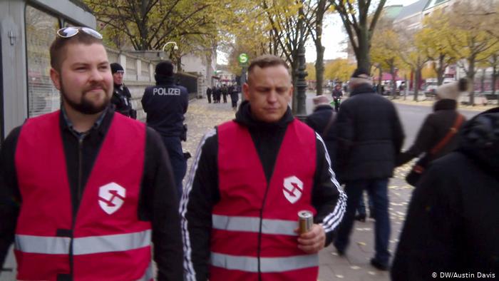 Πολιτοφυλακές στη Γερμανία: Αυτόκλητοι ακροδεξιοί σερίφηδες στους δρόμους του Βερολίνου - Media