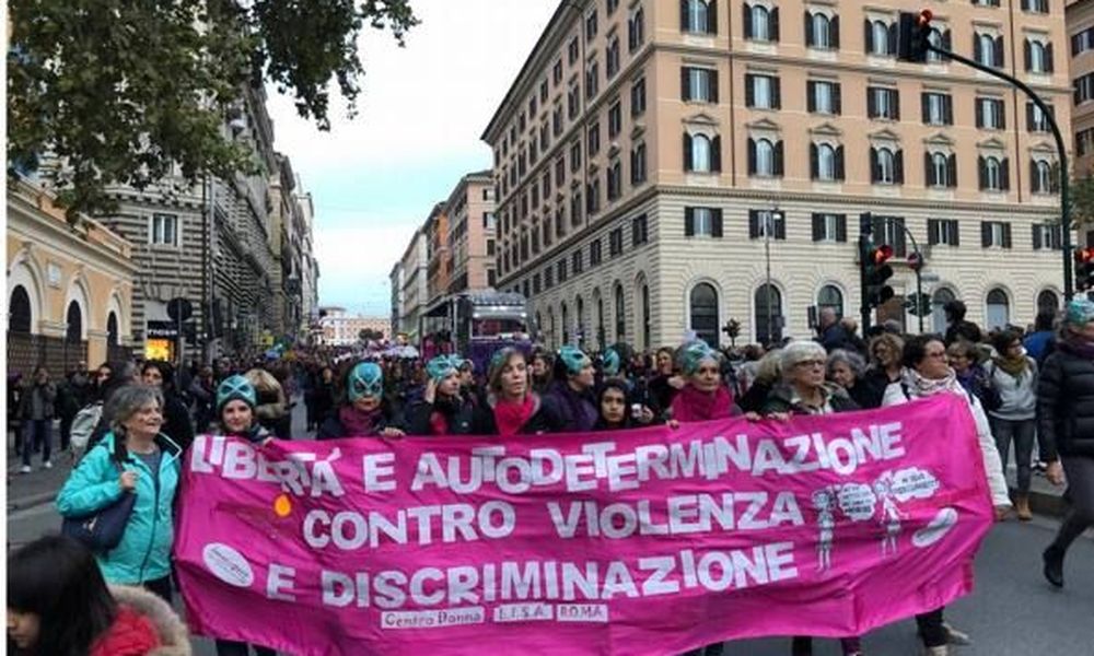 Ρώμη: Χιλιάδες διαδηλωτές κατά της σεξουαλικής βίας και της γυναικοκτονίας - Media