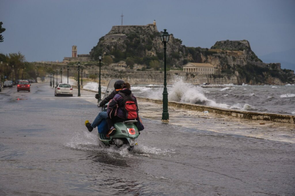 Χαμός στην Κέρκυρα από τη «Βικτώρια»: Καταρρακτώδης βροχή, πλημμύρες, άνεμοι 9 μποφόρ - Media