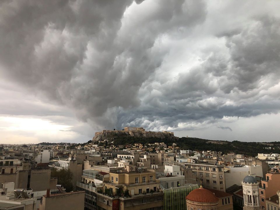 Σαν να έχει «εκραγεί» η Ακρόπολη: Εντυπωσιακή φωτογραφία από την τελευταία κακοκαιρία στην Αθήνα - Media