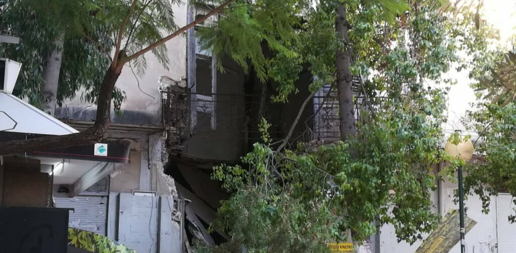 Υπό κατάρρευση κτίριο στην Αιόλου - Αποκλείστηκε το σημείο - Media