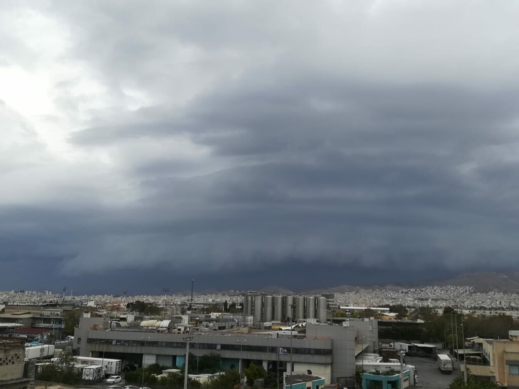 Κολοσσιαίο Shelf Cloud πάνω από τη δυτική Αττική - «Alert» για ισχυρή καταιγίδα στο Λεκανοπέδιο (Photos) - Media