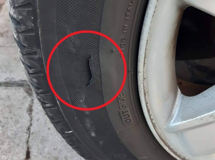 Καταγγελία: Αστυνομικοί τρύπησαν τα λάστιχα ΙΧ φοιτητή στο Καβούρι! (Photo) - Media