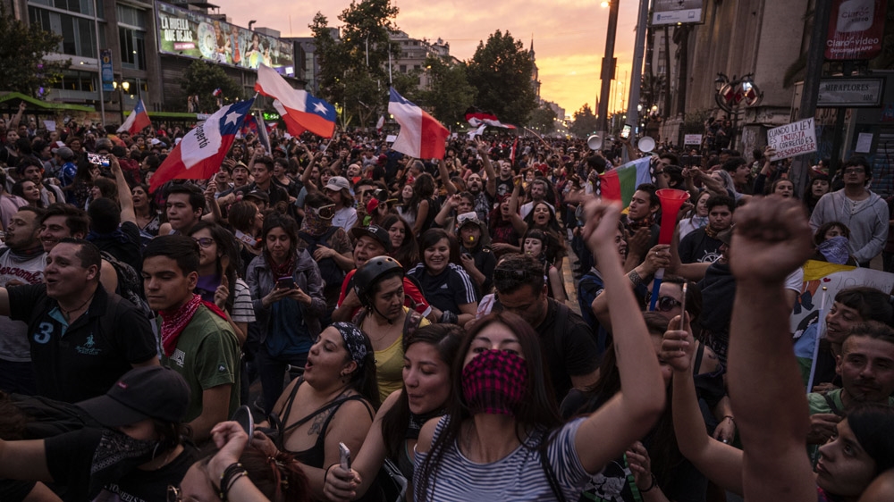Συνεχίζεται η αναταραχή στη Χιλή: Νέα διαδήλωση στο Σαντιάγο - Στις φλόγες πανεπιστήμιο - Media
