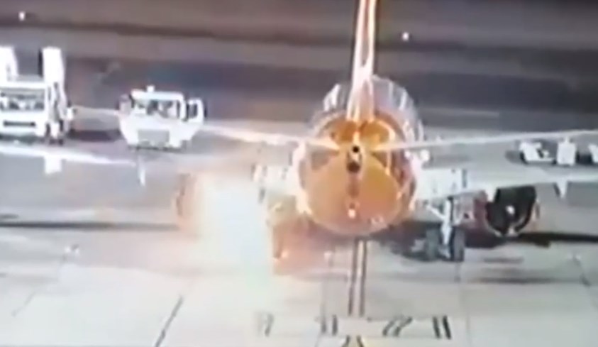 Πτήση του τρόμου: Αεροπλάνο πήρε φωτιά μόλις προσγειώθηκε (Video) - Media